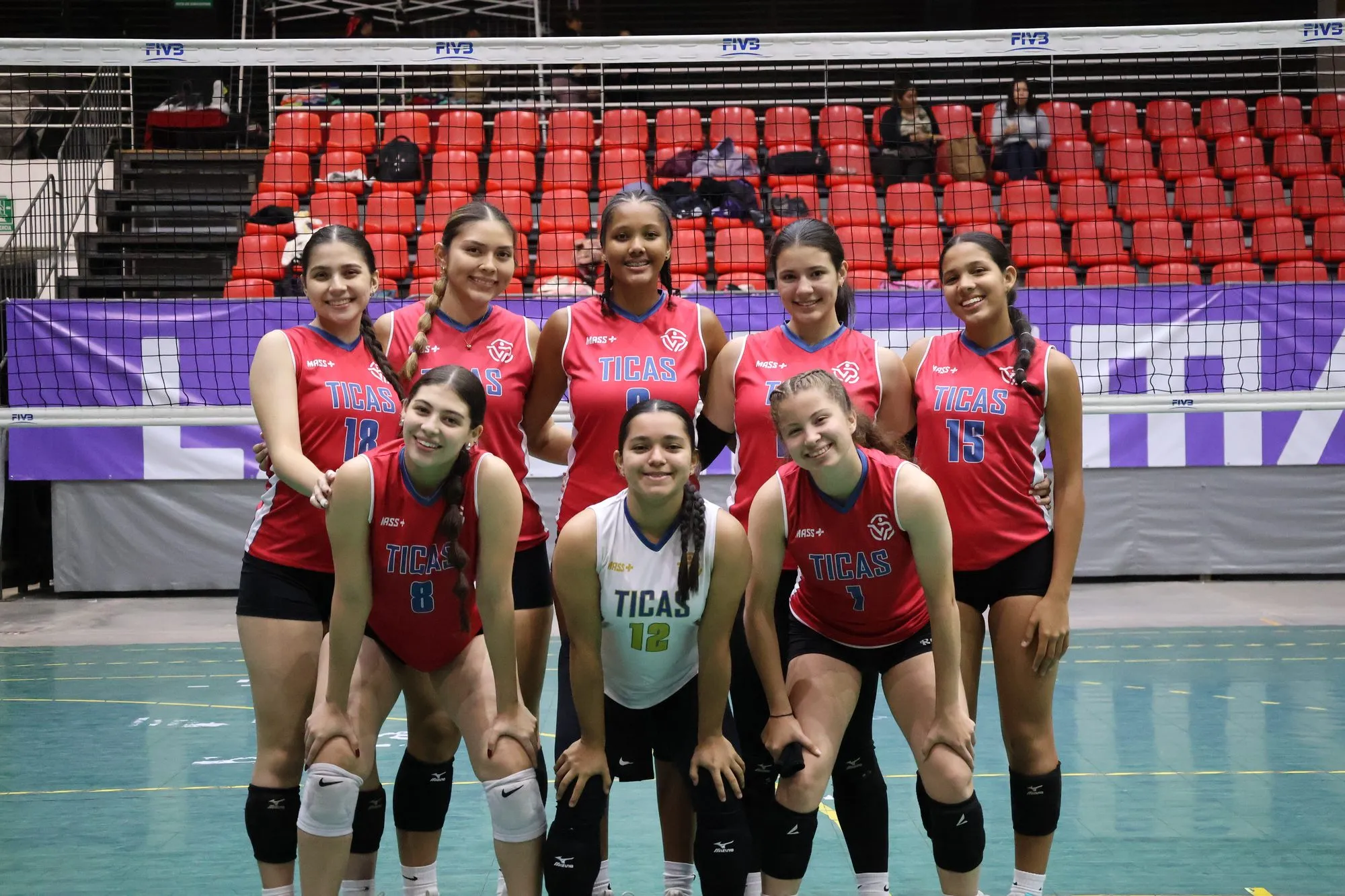 El equipo costarricense posa en una cancha verde, unas de pie y otras en cuclillas.