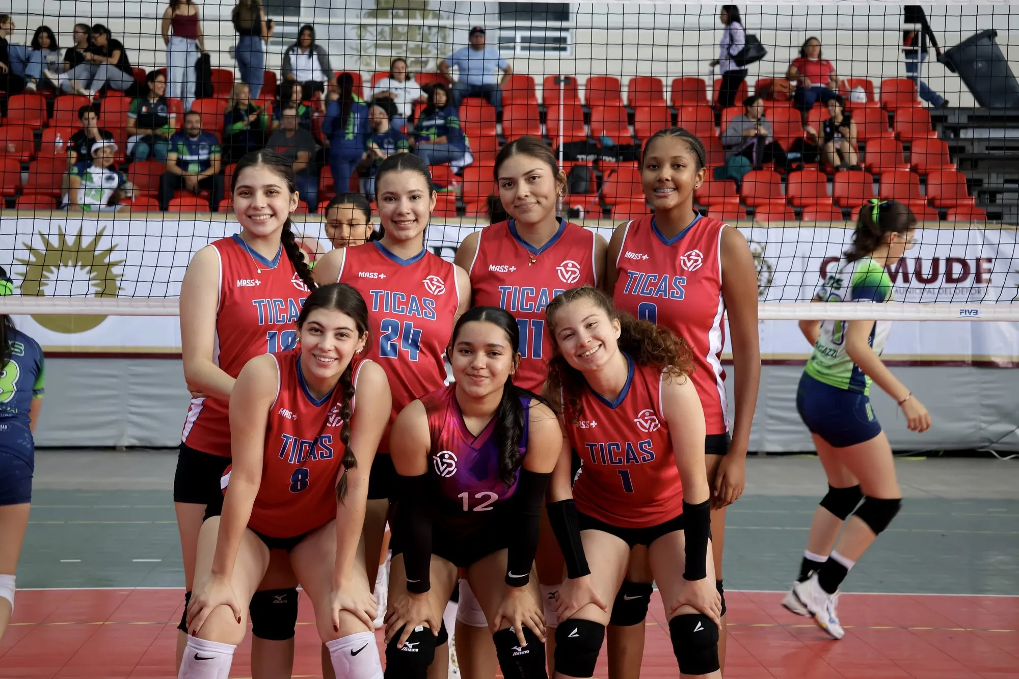 El equipo costarricense posa en la cancha, con la gradería llena a su espalda.