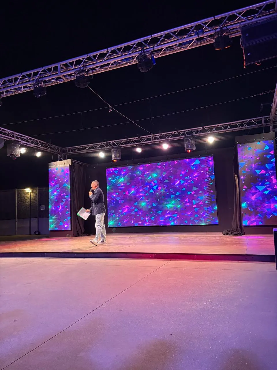 El escenario del encuentro con la pantalla encendida, antes de la ceremonia.
