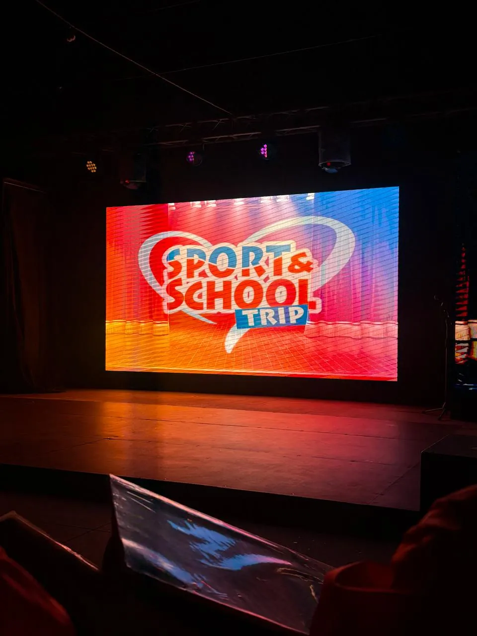 La pantalla del encuentro muestra el logo de Sport & School Trip.